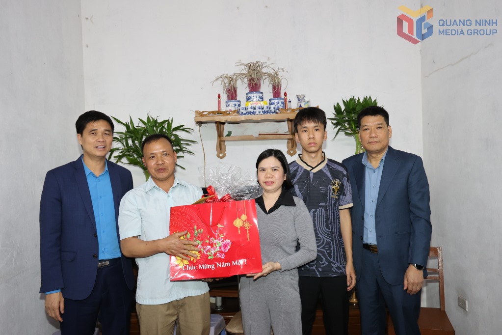 Le vice-président de la Confédération générale du travail du Vietnam, Ngo Duy Hieu, offre des cadeaux à la famille du mineur Tran Phuc Bien - ouvrier de l'atelier de mécanique et d'électricité de transport Thanh Cong, société charbonnière de Hon Gai. Photo: Pham Hoc