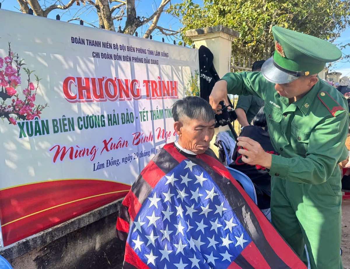 Hoạt động cắt tóc miễn phí tại chương trình“Xuân biên phòng - Ấm lòng dân bản”. Ảnh: Linh Khôi