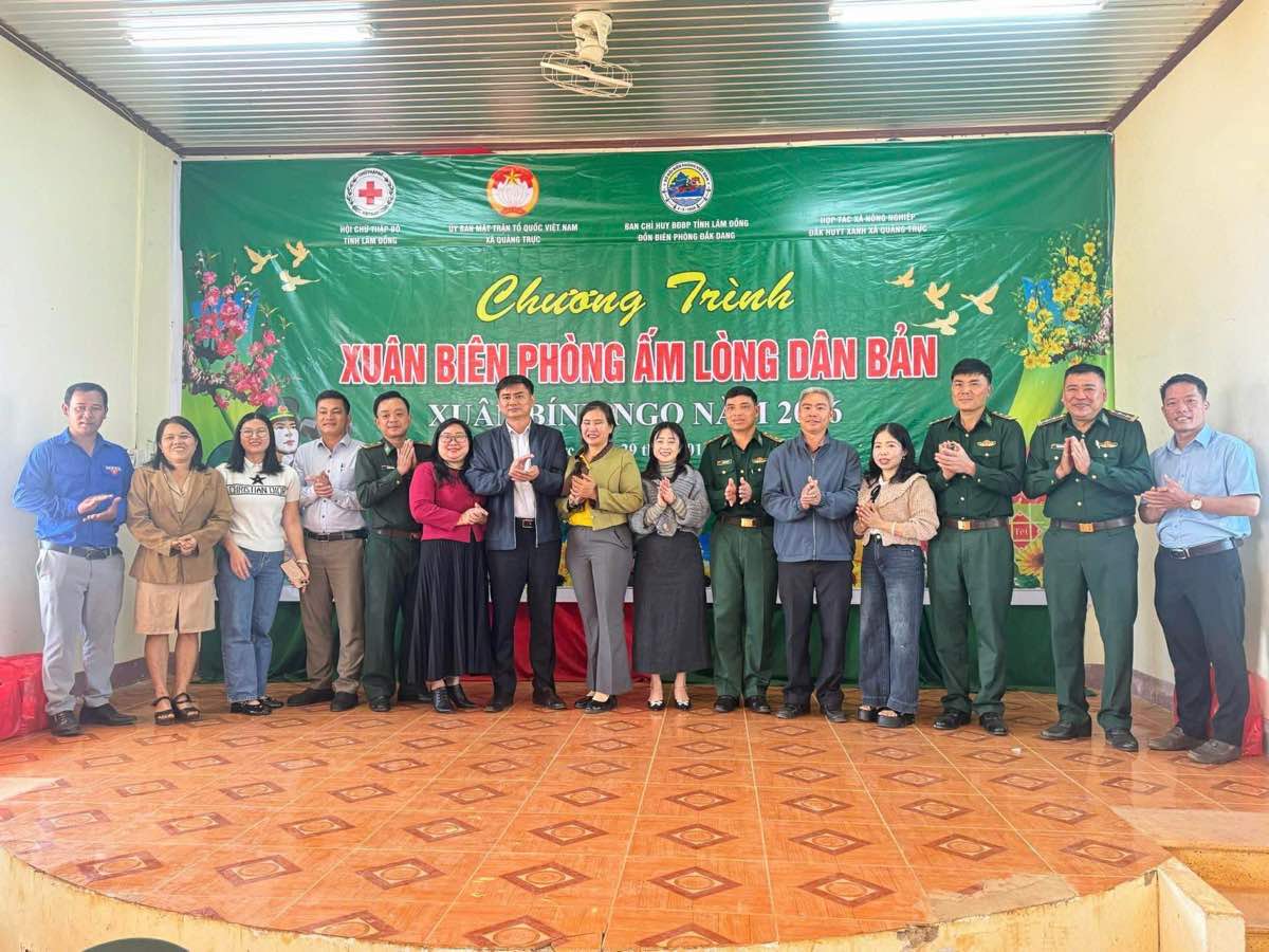 Các đơn vị chụp ảnh lưu niệm. Ảnh: Linh Khôi