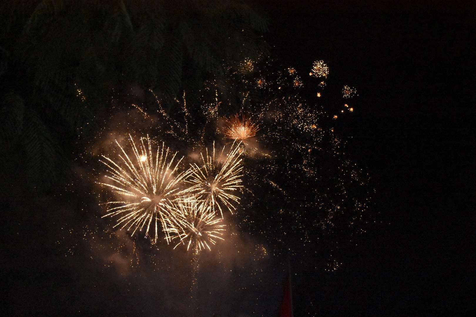 La comuna de Vụ Bản, provincia de Ninh Bình, organiza fuegos artificiales con motivo de la inauguración del Festival de la Feria Viềng Xuân 2026. Foto: Mai Dung