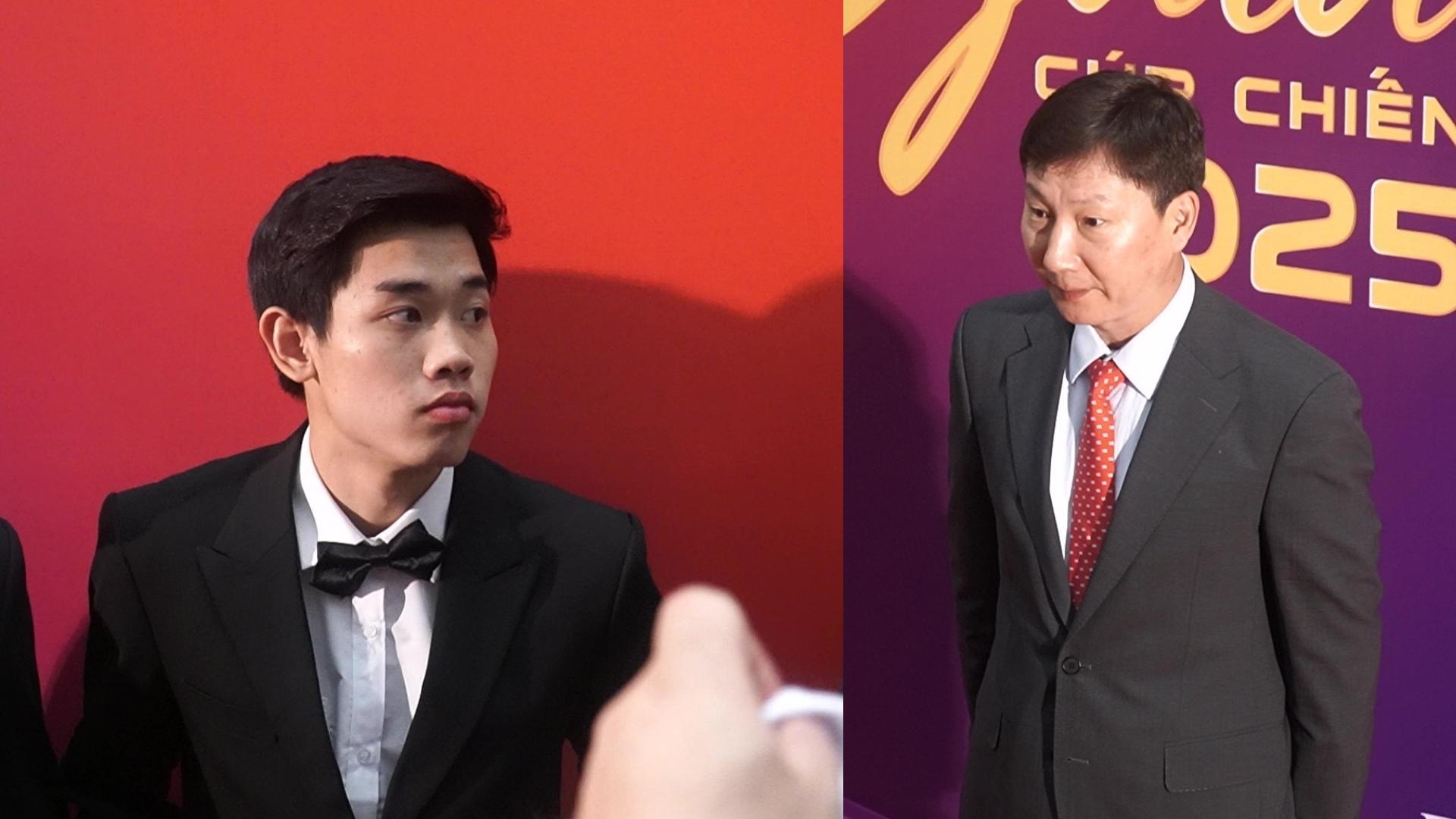 Dinh Bac and coach Kim Sang-sik are handsome at the Victory Gala Cup 2025