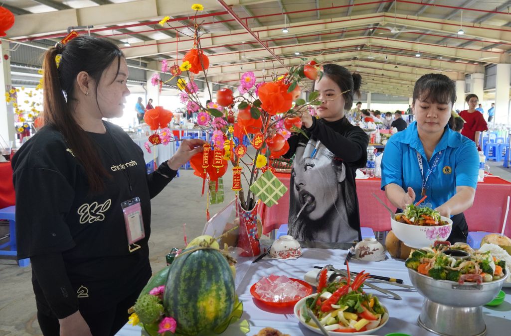 Union members excitedly prepare a year-end Trade Union meal imbued with Tet flavor