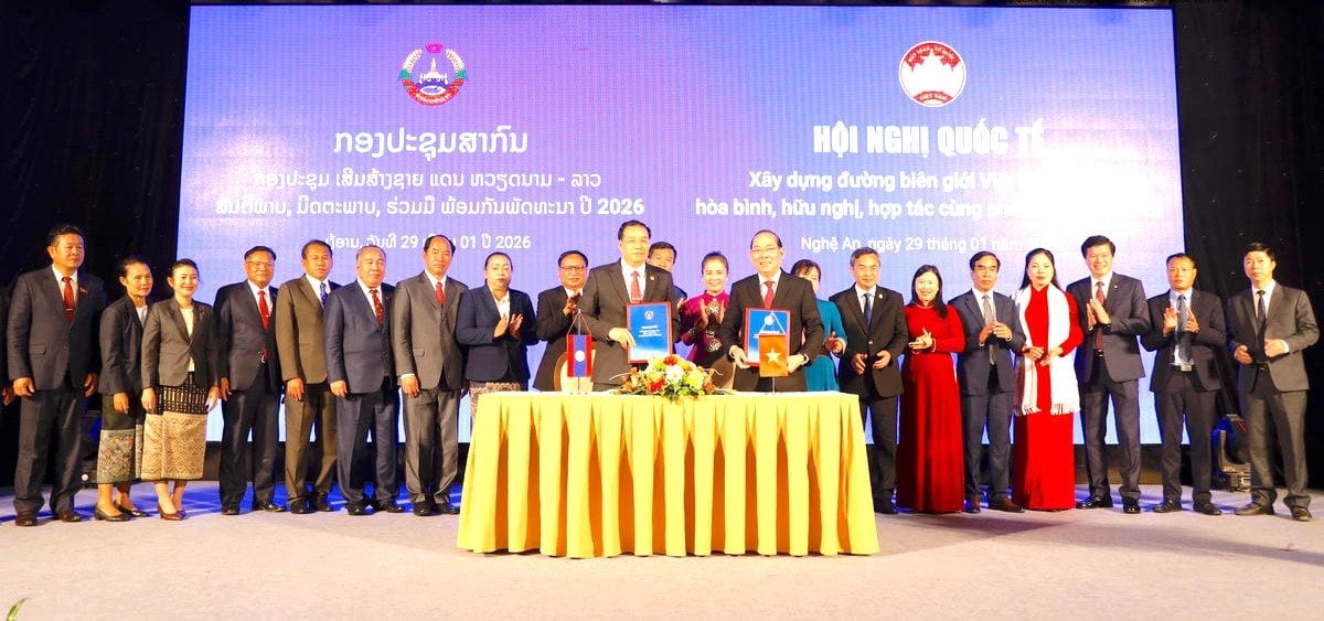 Representatives of leaders of the Central Committee of the Vietnam Fatherland Front of the two countries Vietnam - Laos sign a Joint Communiqué at the International Conference on building the Vietnam - Laos border in 2026. Photo: Ngoc Anh