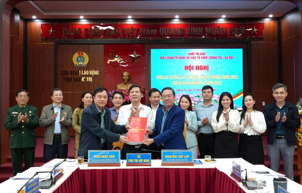 The conference unanimously signed an emulation movement agreement with 5 key contents. Photo: Quang Tri Trade Union