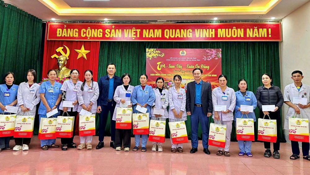 The Ha Tinh Provincial Labor Federation has presented 15 gifts to union members and employees of hospitals facing difficulties. Photo: Ha Tinh Trade Union