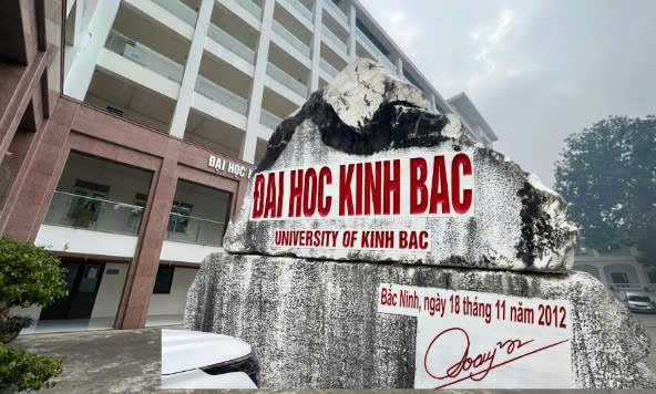 The Rector of Kinh Bac University issued a notice to stop the training program, causing students and lecturers to worry. Photo: Van Anh