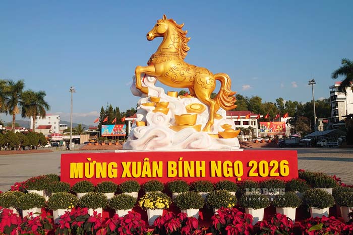 Animales espirituales del Tet Bính Ngọ brillantes en el barrio de Điện Biên Phủ, provincia de Điện Biên. Foto: Quang Đạt