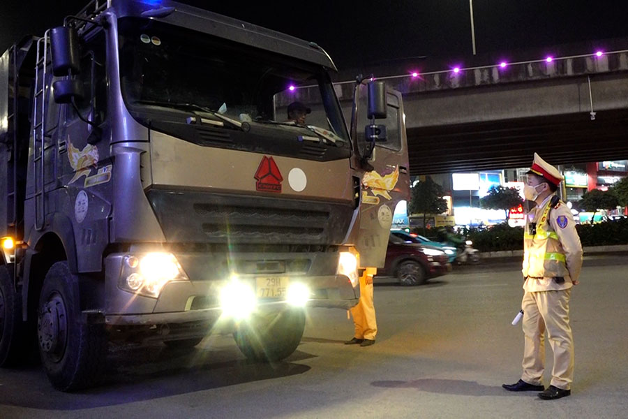 Truck driver excuses weak original lights to customize super bright lights