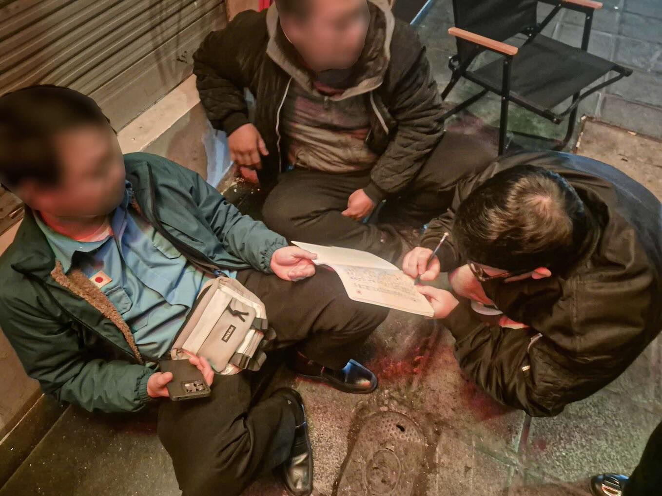 Người dân xếp hàng mua bạc trong đêm, lần lượt ghi tên vào cuốn sổ tự phát để giữ thứ tự, tránh xảy ra tranh cãi.  