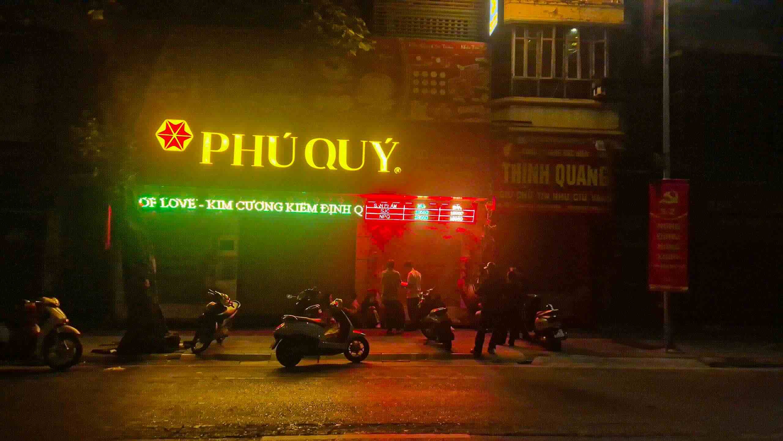 Nhiều người bất chấp cái lạnh về đêm, kiên nhẫn xếp hàng chờ đến lượt mua bạc.