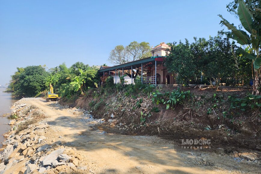 Tuyến kè được xây dựng dưới chùa Vực Long. Ảnh: Tô Công.