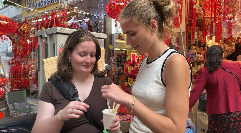 Hai du khách đến từ Đan Mạch thoải mái diện những trang phục mùa hè vào mùa đông tại Việt Nam. Ảnh: Tường Vy