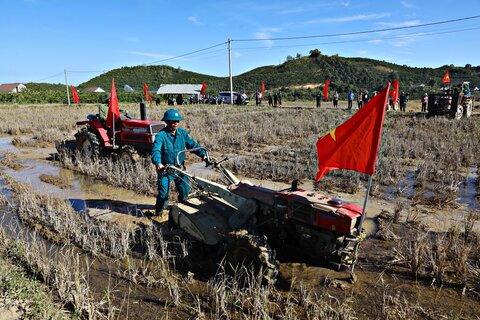 Commune officials participate in the launching ceremony to go to the fields to produce the 2026 Winter-Spring crop (in the photo is Mr. Ndu Ha Bien - Provincial Party Committee member, Secretary of the Party Committee, Chairman of the People's Council of Dam Rong 2 commune, Lam Dong province). Photo: Duc Lam