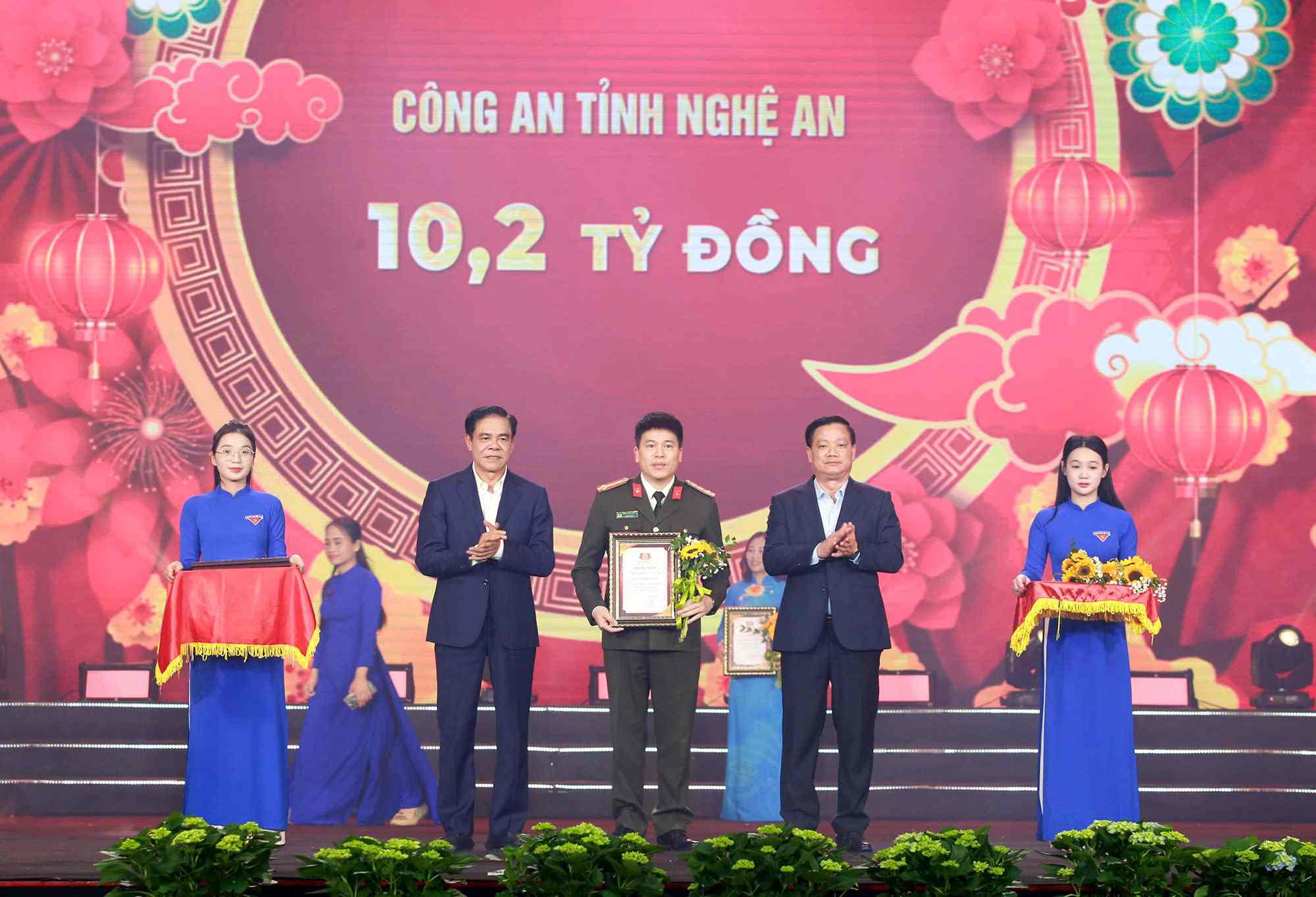 Leaders of Nghe An province honor collectives supporting the Nghia Tinh Dong Lam - Xuan Binh Ngo 2026 Program. Photo: Kim Oanh