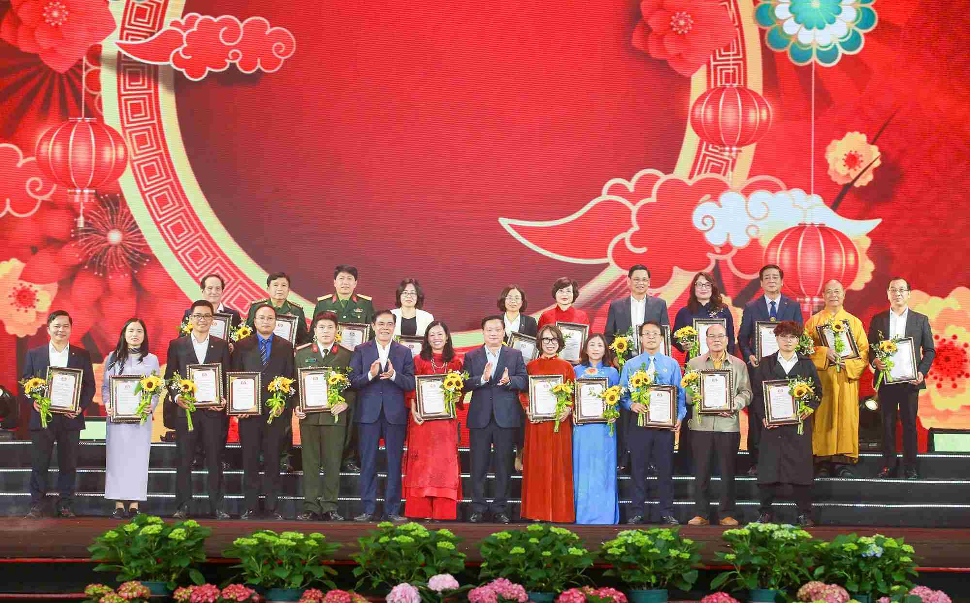 Lãnh đạo tỉnh Nghệ An trao Giấy chứng nhận và tặng hoa cho các tập thể, cá nhân đã ủng hộ người nghèo đón Tết. Ảnh: Kim Oanh