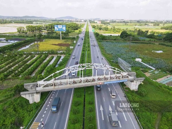 옌비엔 - 파라이 - 하롱 - 까이런 철도 노선 프로젝트에 속하는 하노이에서 박닌으로 가는 국도 1호선 양쪽 끝에 있는 막다른 다리, 텅 빈 다리 이미지. 사진: 반쯔엉