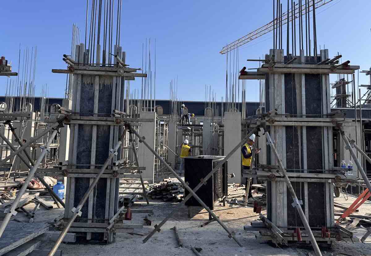 Cac cong nhan xuyen le lam viec de kip tien do. Anh: Cong Sang