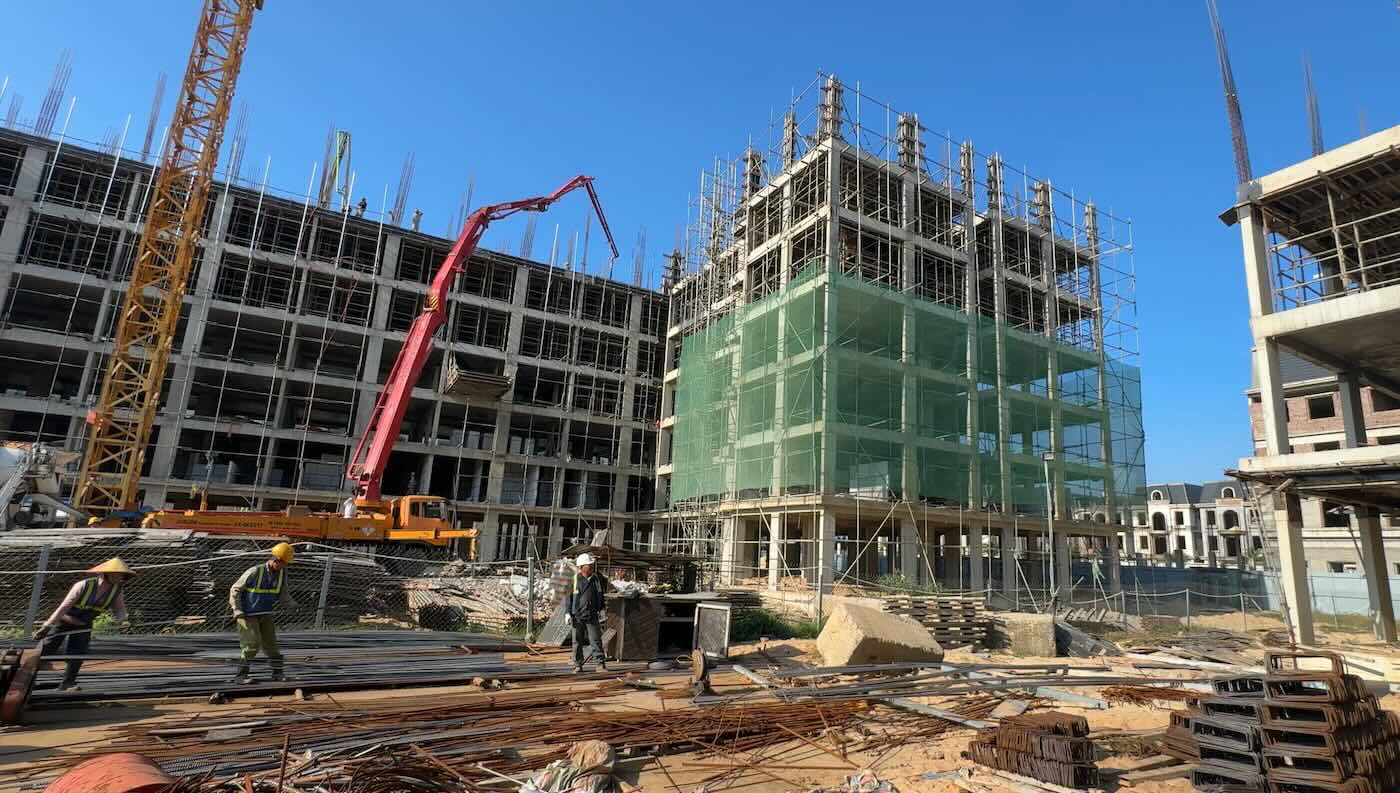 During the New Year holidays of 2026, workers at the construction site of the Bao Ninh 1 Social Housing Project are still working diligently. Photo: Cong Sang