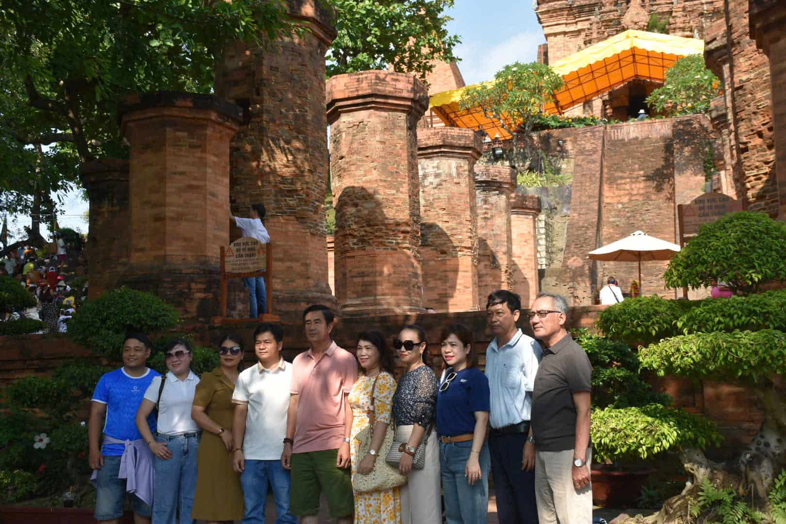 Du khach den tham quan nhu Di tich quoc gia dac biet Thap Ba Po Nagar. Anh: Binh Quy