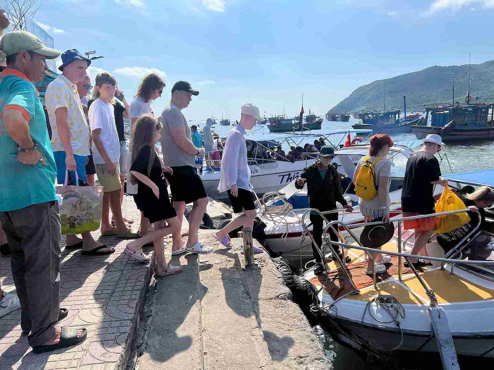 In the first days of the year, the number of international visitors accounted for the majority at tourist attractions in Nha Trang. Photo: Hoai Quang