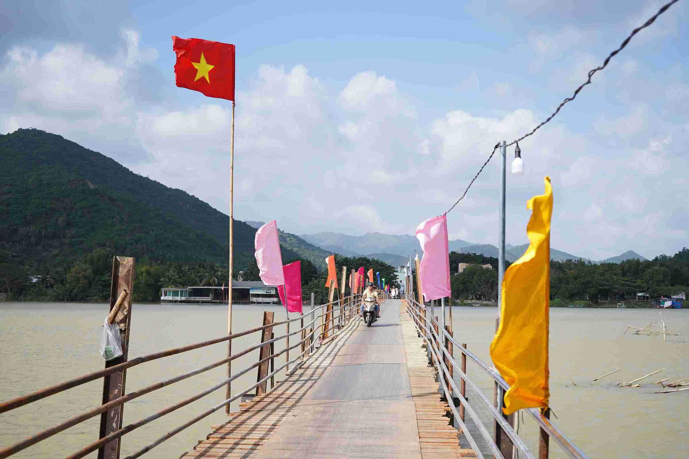 푸끼엥 목재 다리가 홍수에 휩쓸린 지 한 달여 만에 수리되어 다시 사용됩니다. 사진: 흐우롱