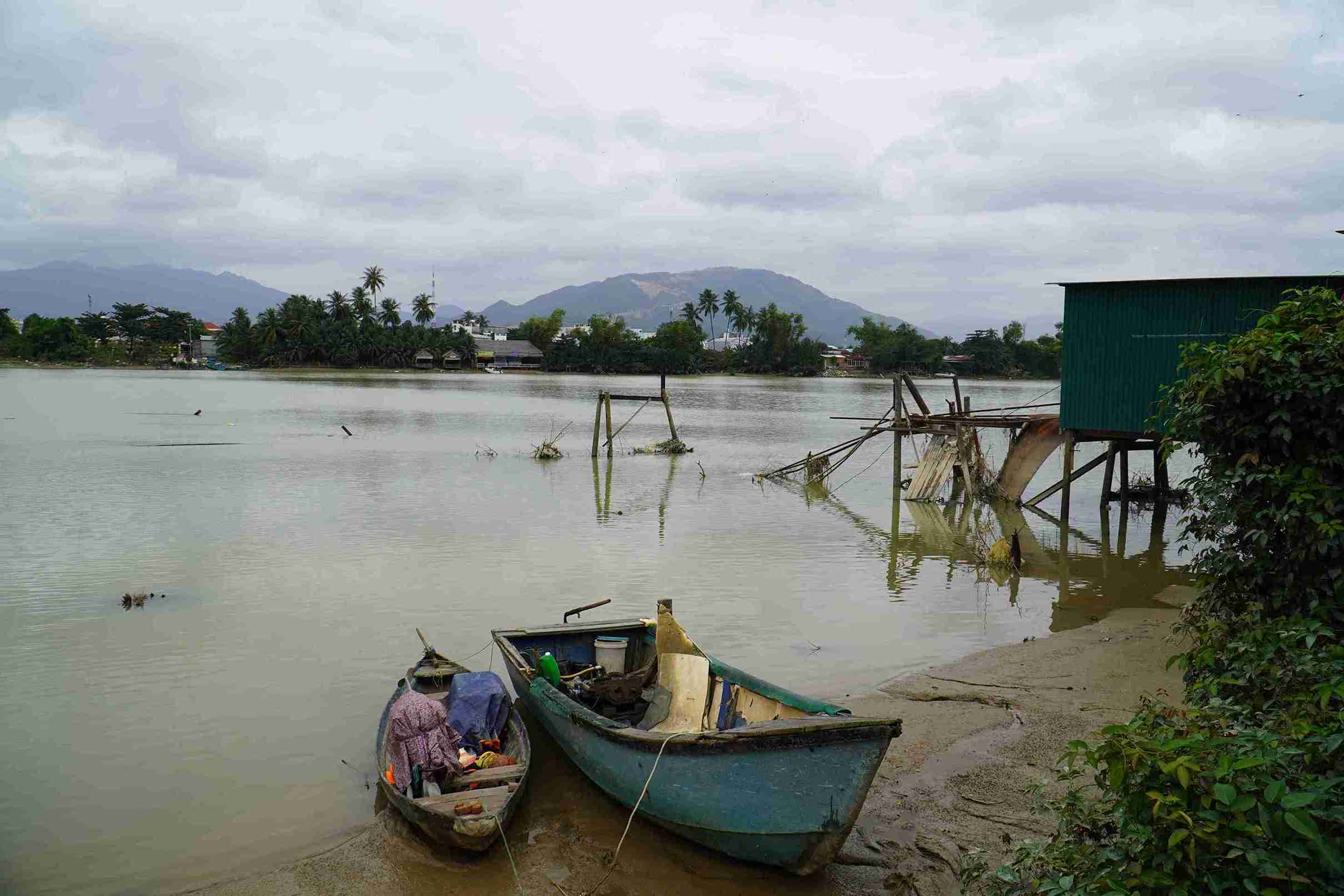  Hinh anh cau go Phu Kieng bi nuoc lu cuon troi. Anh: Huu Long