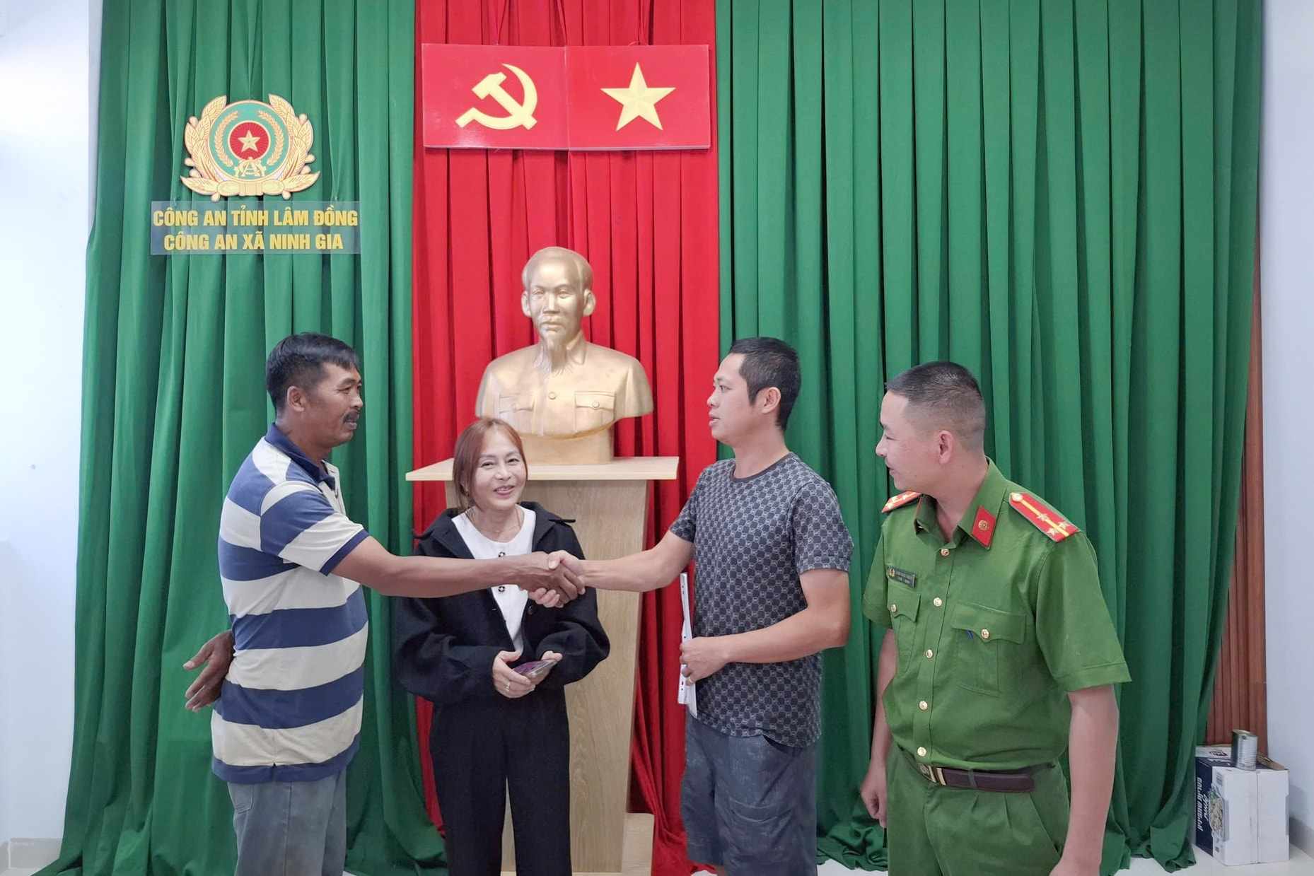 Ms. Thu and her husband coordinated with Ninh Gia Commune Police to complete the procedures and return 1 billion VND to the person who mistakenly transferred it to the account. Photo: Police provided