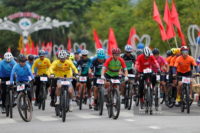 디엔비엔성 므엉레이동 지오 고개 정복 자전거 경주 대회에서 150명의 운동선수가 경쟁합니다. 사진: 꽝닷