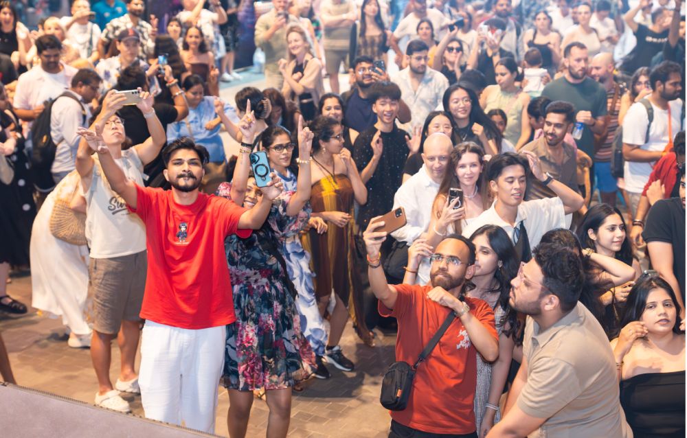 外国人観光客は、フーコック島での芸術公演プログラムに熱心に参加し、一緒に記念写真を撮りました。写真:ビン・ミン