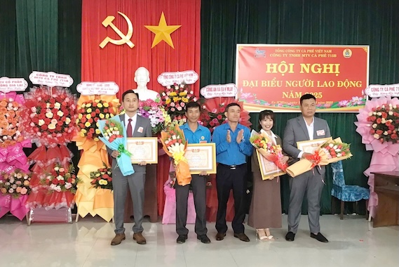 The Trade Union of Vietnam Coffee Corporation focuses on training grassroots Trade Union officials so that they can organize well activities at the unit. Photo: CDN