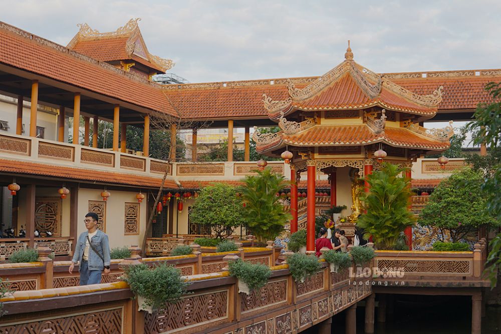 Kien truc doc dao, hien dai va tho mong cua chua Nam Son da thu hut dong dao du khach den van canh, chup hinh. Anh: Thanh Huyen