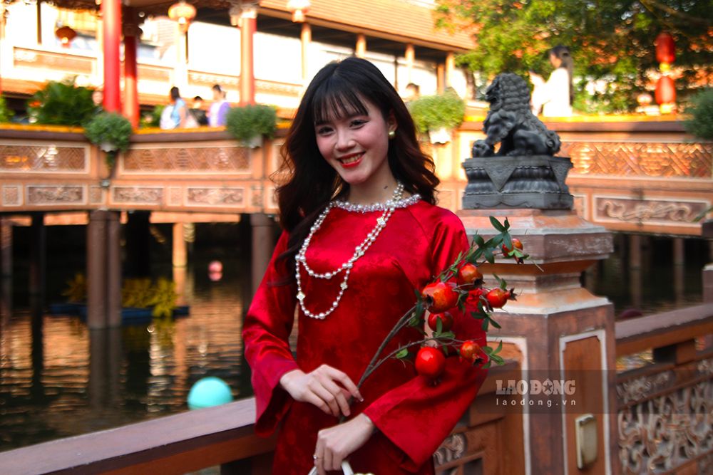 Nhieu du khach da dau tu trang phuc, phu kien de chup bo anh tet tai day. Anh: Thanh Huyen