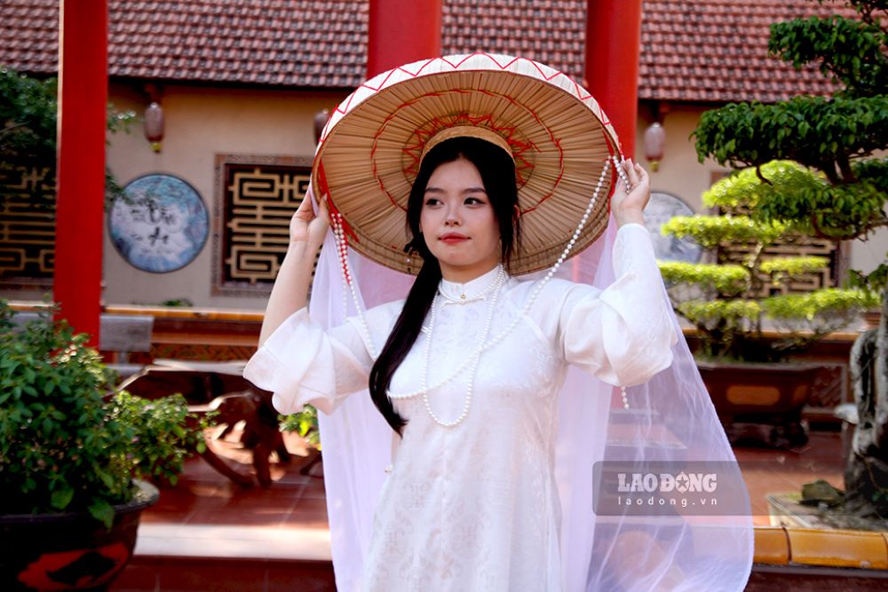 Voi loi kien truc doc dao, khuon vien chua ket hop voi trang phuc ao dai tao nen su hai hoa cho buc hinh. Anh: Thanh Huyen