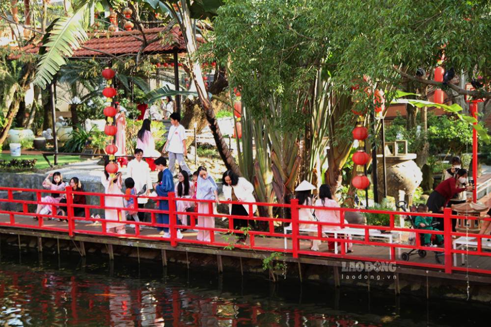 Dong dao nguoi dan va du khach chen chan chup hinh voi ao dai tai chua Nam Son. Anh: Thanh Huyen