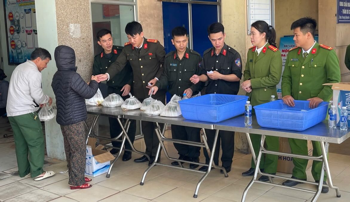 0 VND meal to support poor patients in Quang Tri. Photo: Quang Trach Commune Police