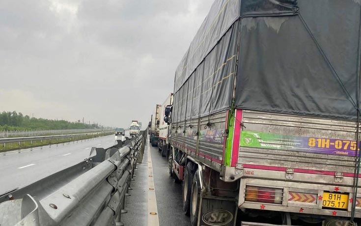 Vu tai nan khien giao thong ach tac keo dai theo huong Bac - Nam. Anh: Duc Tuan.