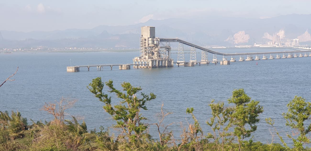 Cang chuyen dung cua mot nha may xi mang nam cach khong xa cang bien nuoc sau Cai Lan. Anh: Nguyen Hung