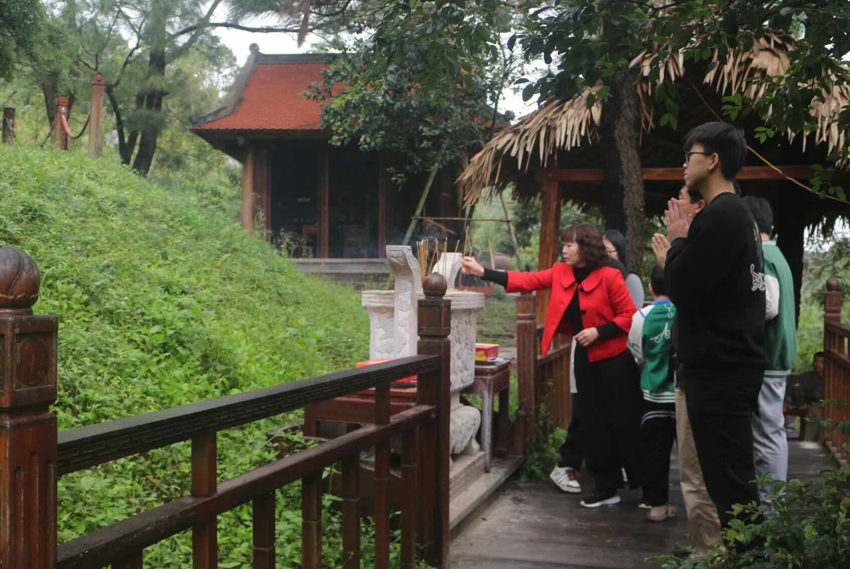 많은 주민과 관광객들이 붕쭈아 - 옌 섬에 와서 보응우옌잡 대장의 묘소를 참배하기 위해 향을 피웠습니다. 사진: 반하이