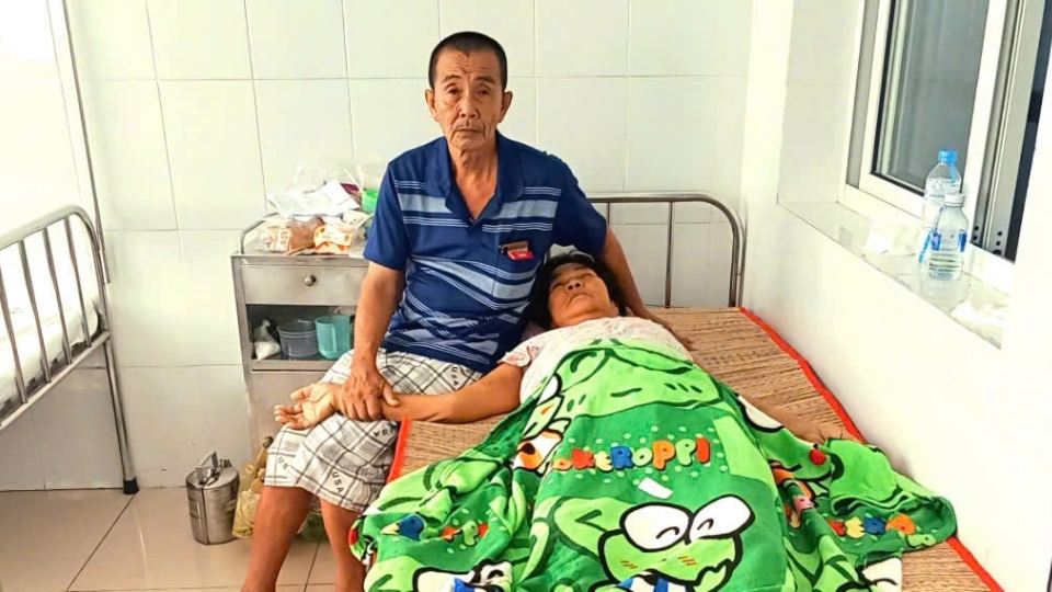 Ms. Nguyen Thi Thuy (An Binh commune) undergoes dialysis every week, silently fighting illness in poverty, without land for cultivation. Photo: Hoang Loc