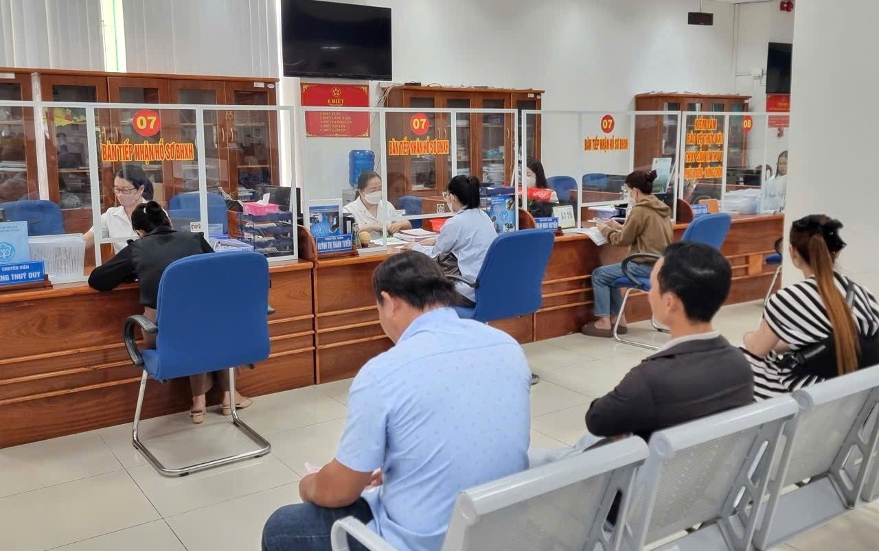 People come to Ca Mau Public Administration Service Center to complete health insurance procedures. Photo: Nhat Ho
