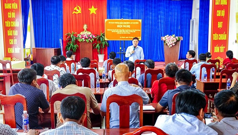 Phuong An Xuyen, Ca Mau huong dan nguoi dan lien quan den thu tuc BHYT. Anh: Nhat Ho