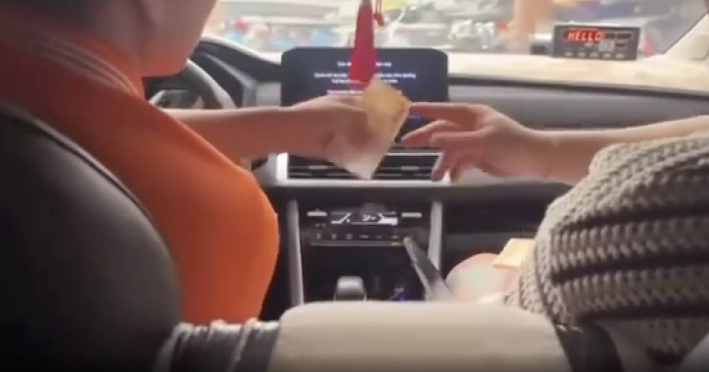 Một tài xế có hành vi tráo tờ 200.000 đồng thành 10.000 đồng của du khách chỉ trong chớp mắt. Ảnh: Đức Thảo