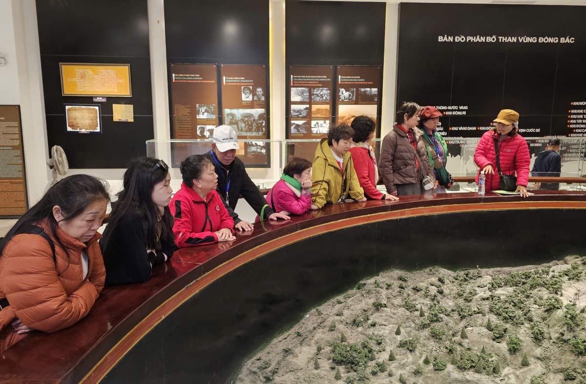 Khach du lich tham quan Bao tang Quang Ninh. Anh: Doan Hung