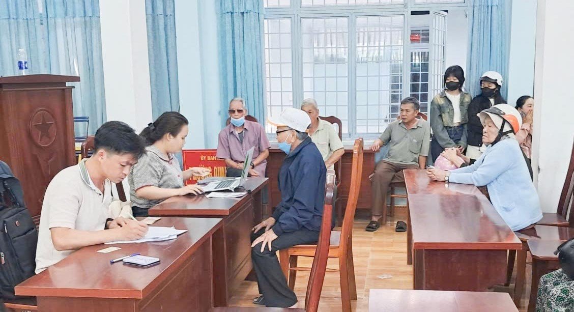 꽝응아이성 꼰동 주민들이 40만 동 상당의 선물을 받고 있습니다. 사진: 꼰동 인민위원회