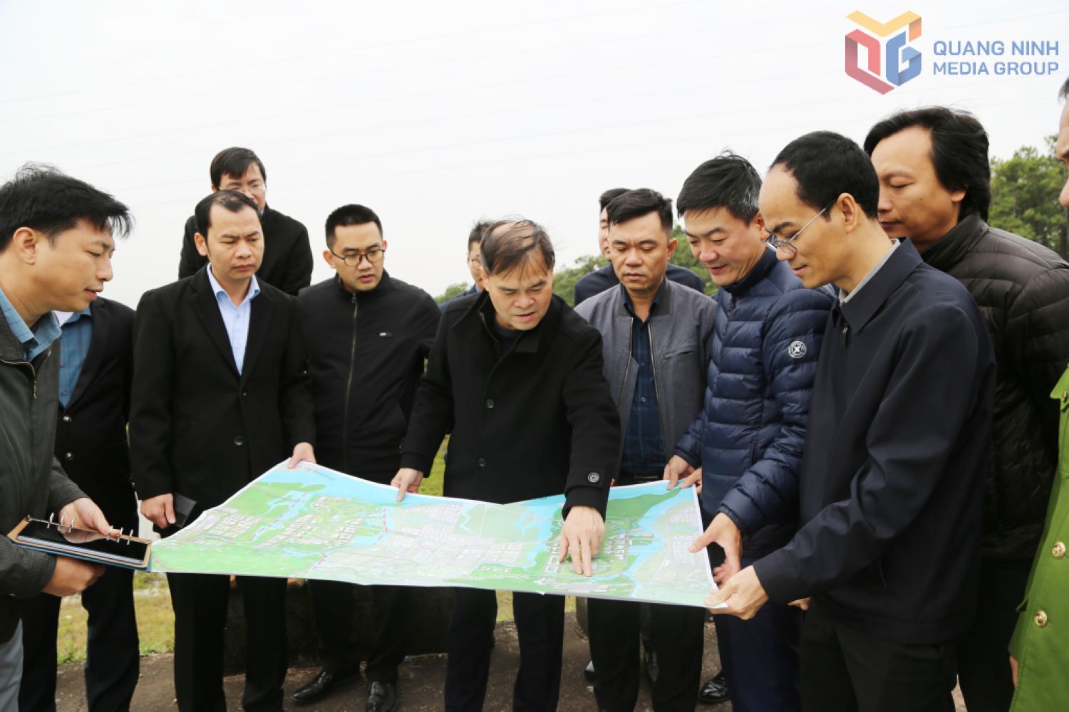 부이 반 캉 꽝닌성 당위원회 부서기장 겸 인민위원회 위원장이 성의 새로운 행정 센터 구역 계획 초안을 점검하고 있습니다. 사진: 응우옌 탄