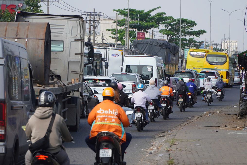 Dong phuong tien dong duc luc khoang 15h. Anh: Chan Phuc