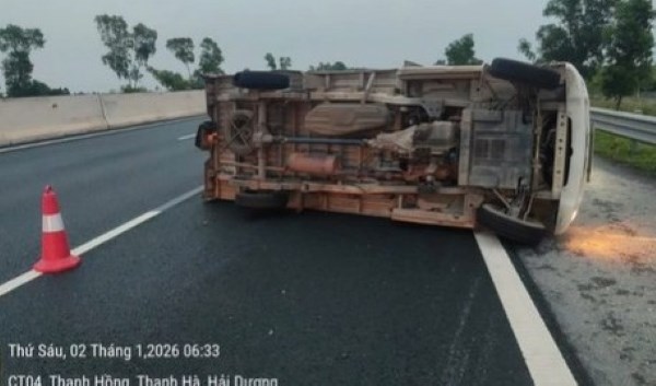 Nữ tài xế chở hàng quá tải, xe lật nghiêng trên cao tốc Hà Nội - Hải Phòng