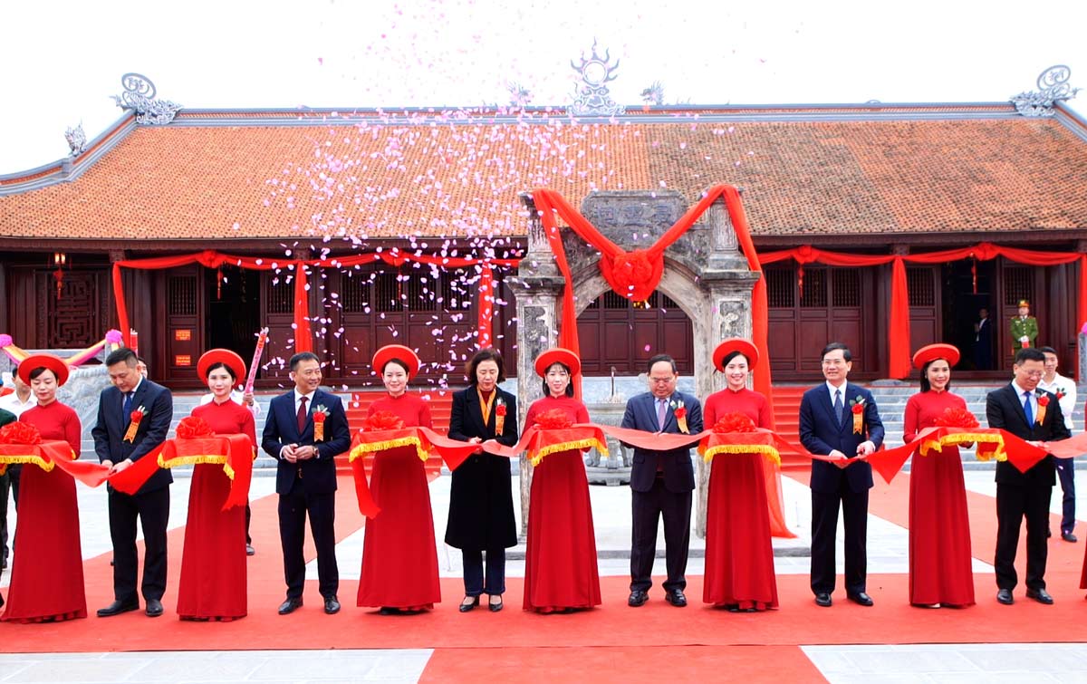 Delegates perform the ribbon-cutting ceremony to inaugurate King Le Thai To Temple, An Bien 2 area, Hoanh Bo ward. Photo: Doan Hung