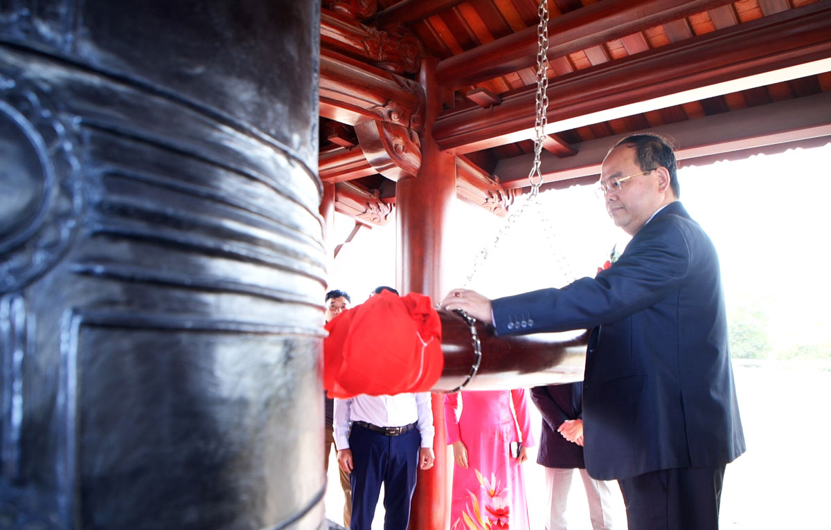 Ong Quan Minh Cuong, Bi thu Tinh uy, Truong doan DBQH tinh Quang Ninh thuc hien nghi le thinh chuong. Anh: Doan Hung