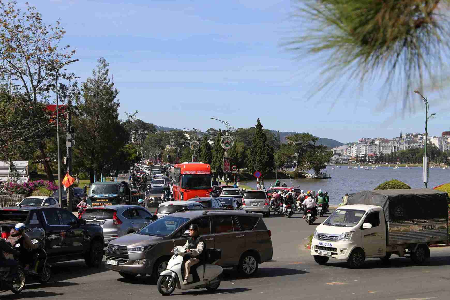 Duong pho Da Lat tai khu vuc Ho Xuan Huong tap nap phuong tien qua lai vao sang 3.1. Anh: Phuc Khanh 